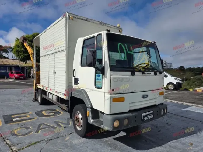 Ford Cargo 815 com Retroescavadeira giro móvel Ano: 2003/2004