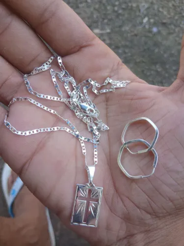Vendo argola e o cordao de prata !!!