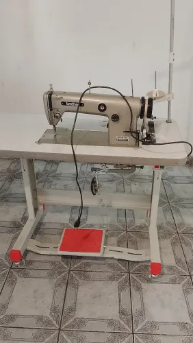 Máquina de costura reta industrial