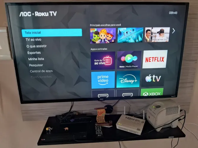 Geladeira, fogão, cama box, painel de TV, e uma TV 43