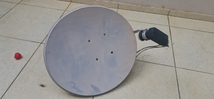 Vendo- Antena via satélite c/ LNBF Duplo Ku Universal