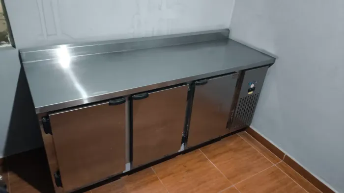 BALCÃO DE ENCOSTO INOX REFRIGERADO KOFISA 3 PORTAS - 220V - NOVO 
