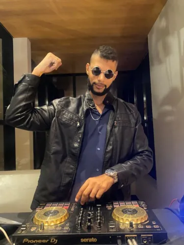 DJ com boate completa