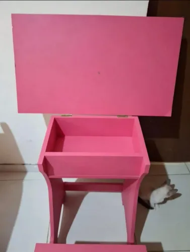 Mesa rosa de estudo para criança.