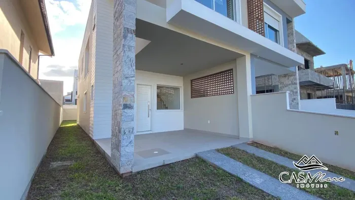 Casa à venda no Campeche, Florianópolis, muito próximo ao mar e vista para o morro da Ilha