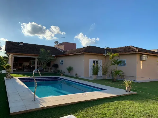 Casa com 4 dormitórios sendo 2 suites, Terreno de 1031m2 - Condomínio em Salto/SP