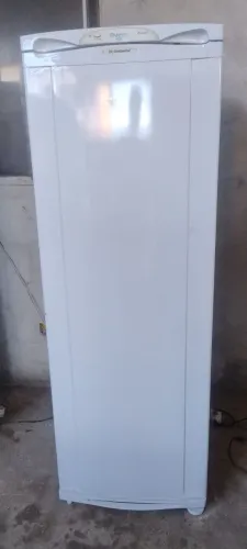 Freezer vertical Elegante F23 Capacidade 230 litros 