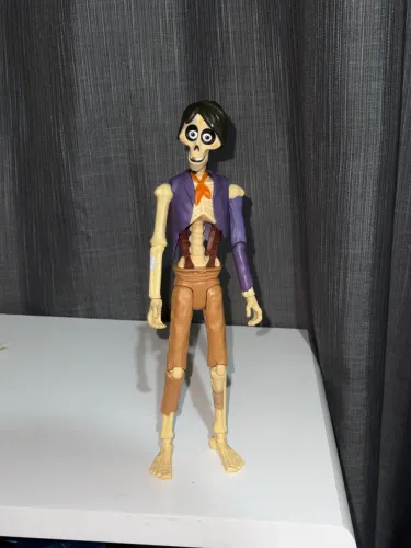 Boneco Hector Esqueleto Viva a Vida é uma festa original Disney Store