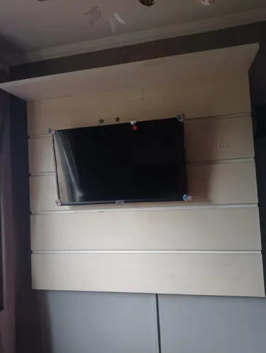 Painel suspenso para TV