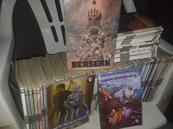 Lote BERSERK PANINI MEIO-TANKO - 77 VOLUMES !