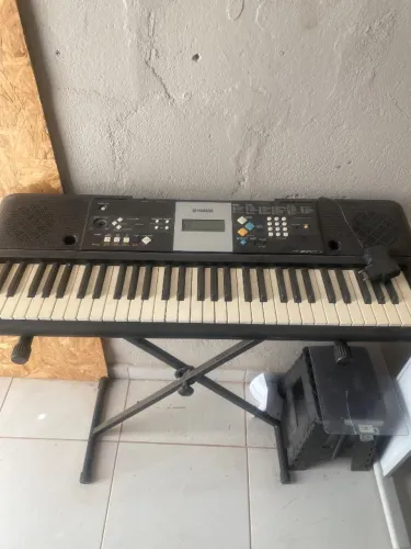 VENDO TECLADO MUSICAL COM BASE