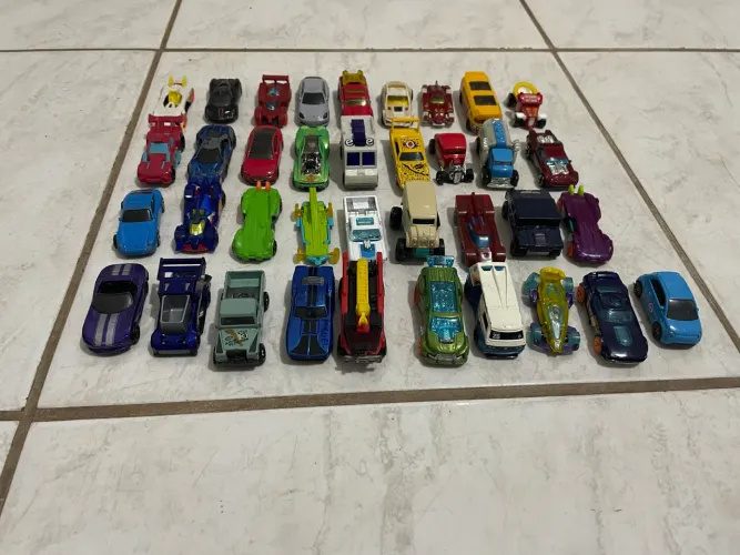 37 Carrinhos HotWeels + Colmeia de exposição