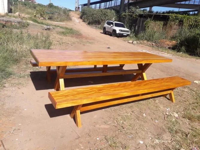 Mesa grande com pé X + 2 bancos de madeira maciça