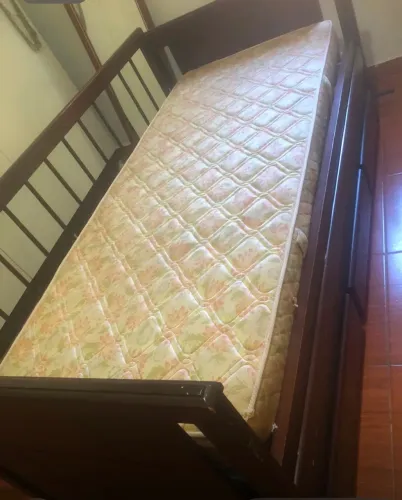 Vendo bicama aceita cartão com cama auxiliar com três gavetas madeira de lei