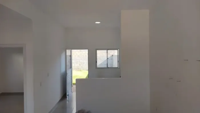 Linda e ensolarada casa no condomínio origem do sol com jardim dois dormitórios