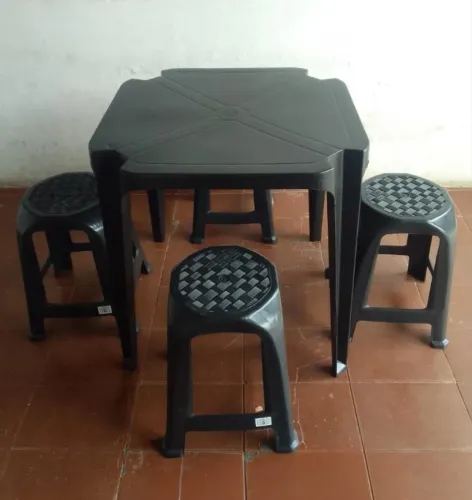 Conjunto de mesa com 4 banquetas plásticas