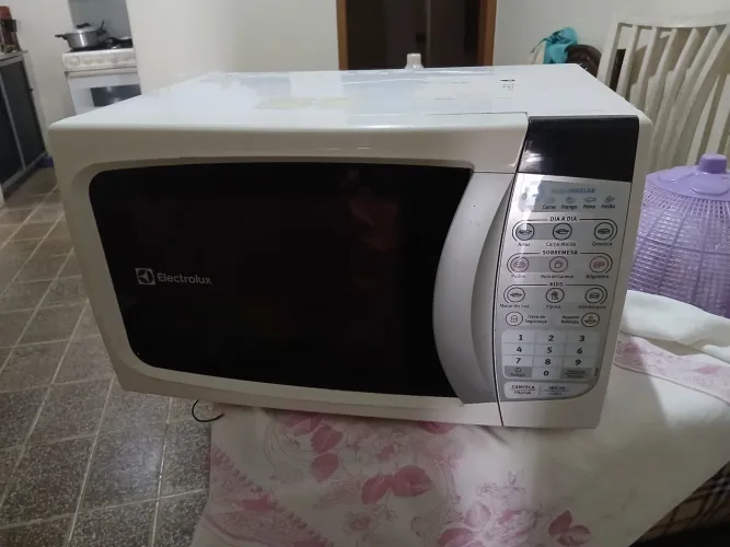 Microndas eletrolux 20 litros bem conservado faço entrega e dou garantia de 2 meses