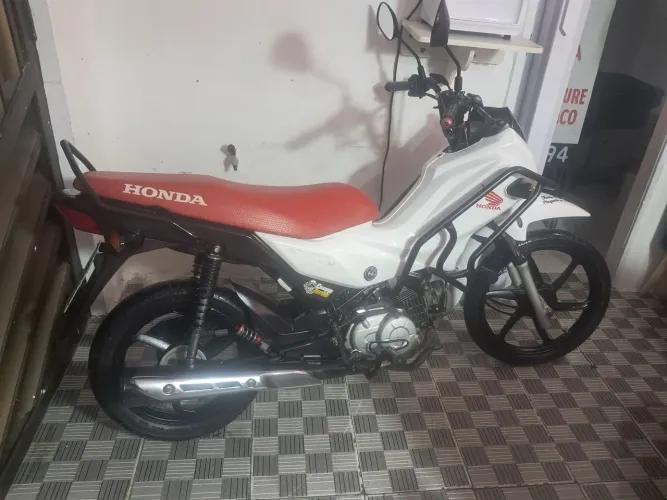 Pop 110 bem conservada