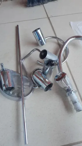 Vendo acessorio de banheiro com uma torneiro