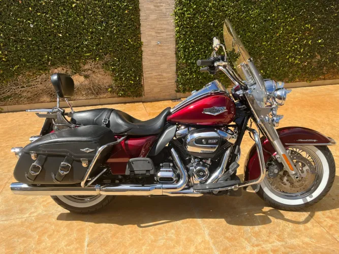 Harley Davidson Road King 2016/17 vermelha. Pneus sem uso.
