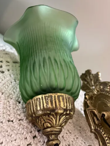 Arandela bronze com cúpula de vidro antiga.