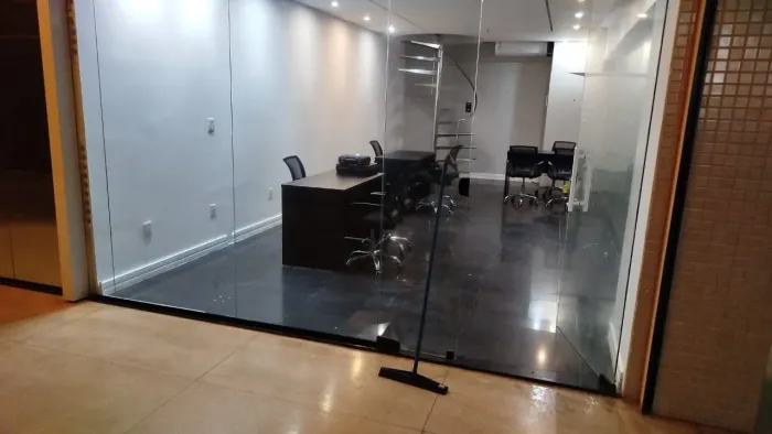 Alugo ponto comercial na Av dos Holandeses 36m² com mesanino do mesmo tamanho