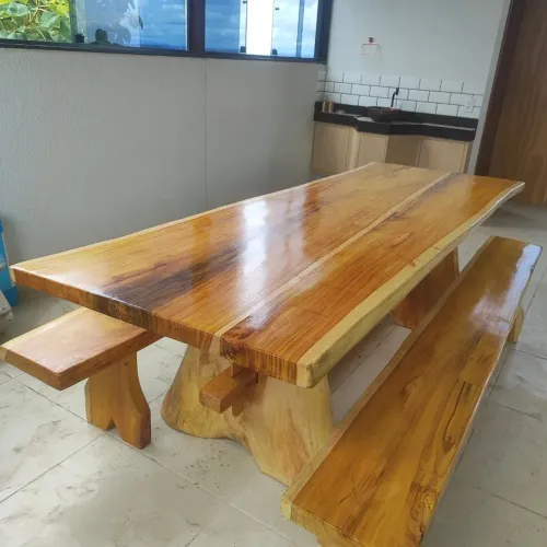 Mesa de vinhático 