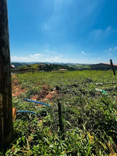Cachoeiras, lago com peixes, nascentes e muito contato com a natureza. O lugar perfeito pa