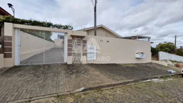 Excelente Casa em Uvaranas com 3 quartos.