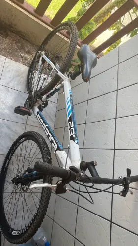 bike Colli Bike Sparta Aro 29 com quadro em aço carbono e 21 marchas.