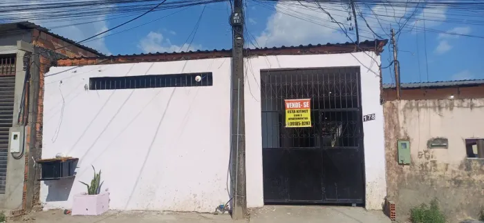 Casa a venda com 3 kitnets