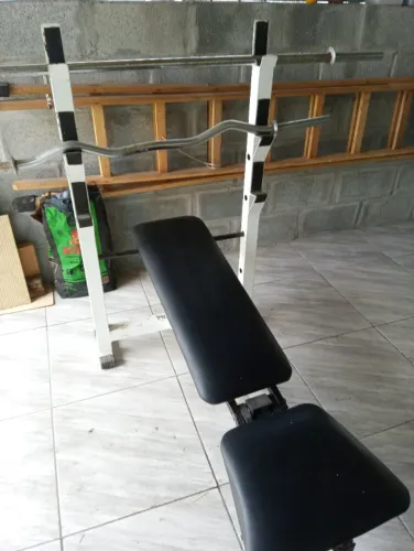 Banco supino com barras e halteres