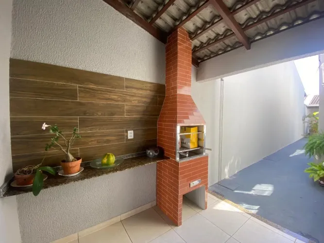 Vende-se casa com Três quartos sendo Uma suíte no Jardim Atlântico