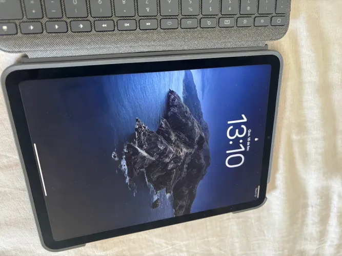 iPad Air 5 geração 64GB + Logitech Combo Touch