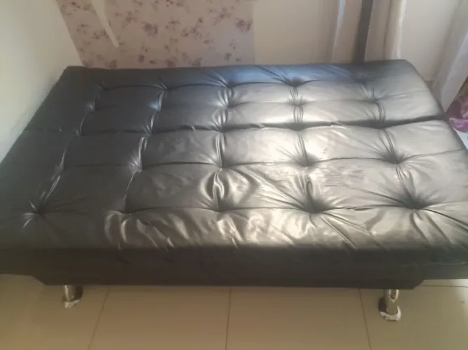 Sofá cama de couro 