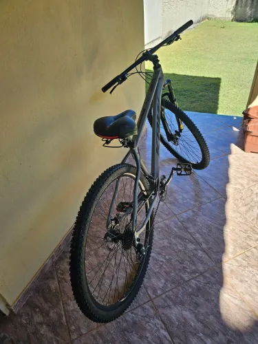 Bicicleta Aro 29 x 24 marchas e sem uso montada. Assento reserva e descanso (acessórios)