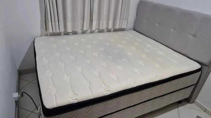 Cama e colchão Queen size com cabeceira