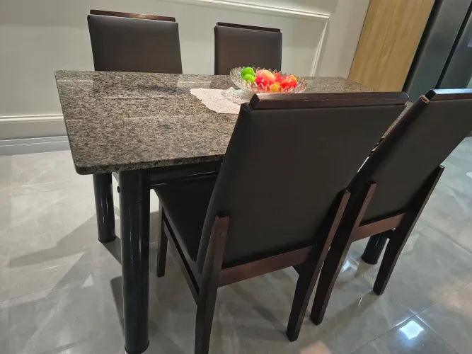 Mesa, tampo de mármore, 4 cadeiras
