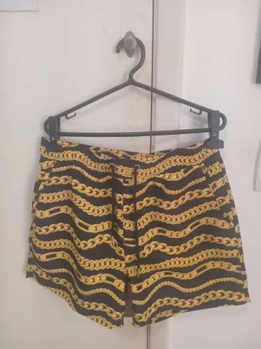 Short preto com estampa de correntes douradas da Forever 21