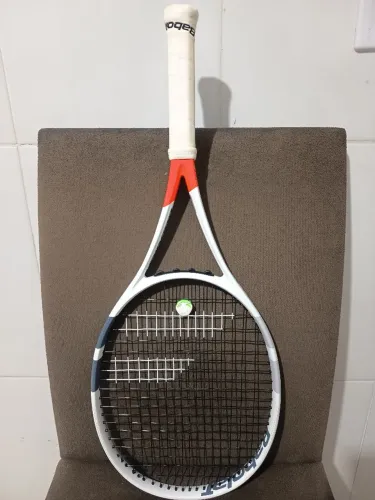 Raquete de tênis nova. Babolat Pure Strike Júnior 26. Peso: 250 gramas.