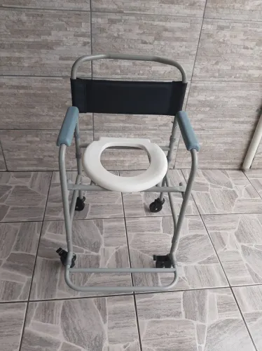 Cadeira de banho com encosto, desmontável pouco tempo de uso foi usada por bom estado.