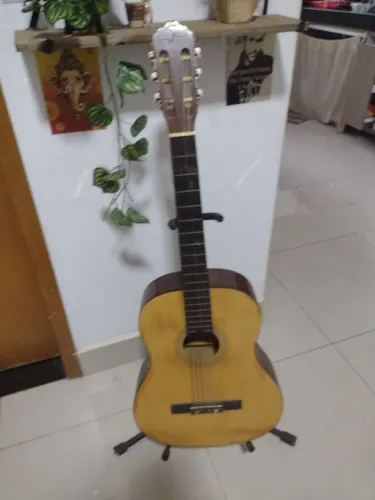 Violão com pedestal guardado a muito tempo