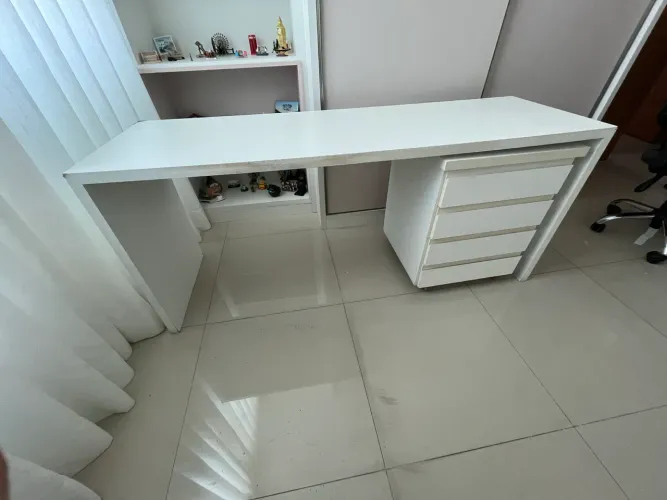 Mesa para escritório com 2 nichos e gaveteiro 