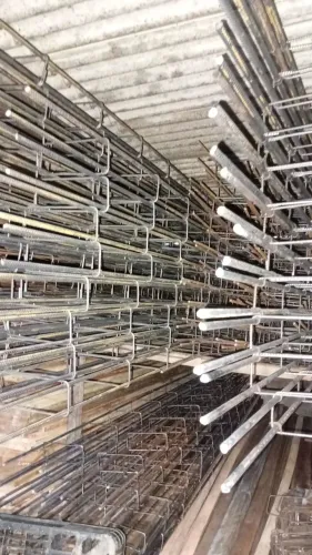 Coluna de ferro novo amarada no Arame direito da fábrica