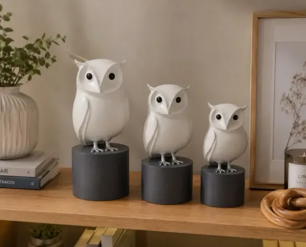 Trio de Corujas Decorativas Brancas com Base Cinza | Decoração Moderna