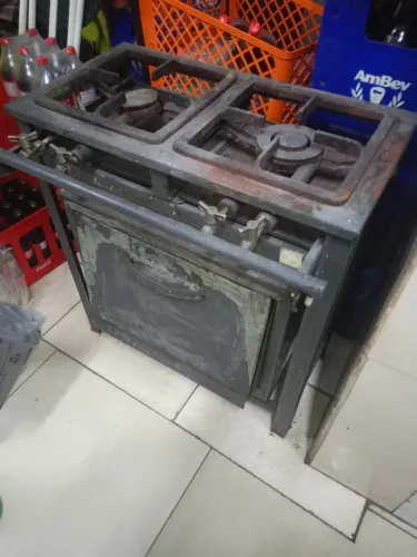 Fogão industrial com forno funcionando perfeitamente