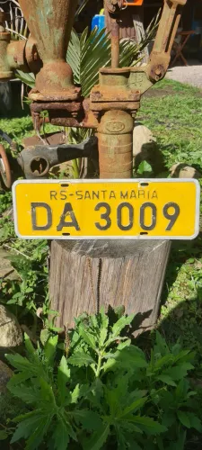 Antiga placa amarela