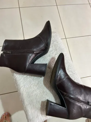 Vendo uma bota de couro , usado uma única vez 