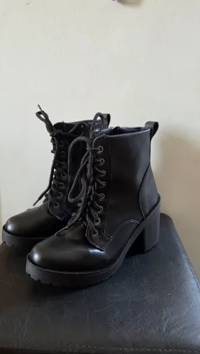 Bota feminina tratorada preta tamanho 36