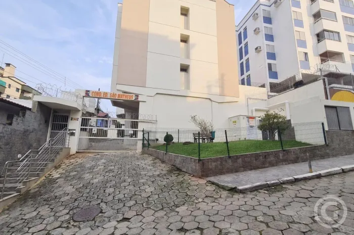Conforto e praticidade: Apartamento semimobiliado ao Lado da UFSC